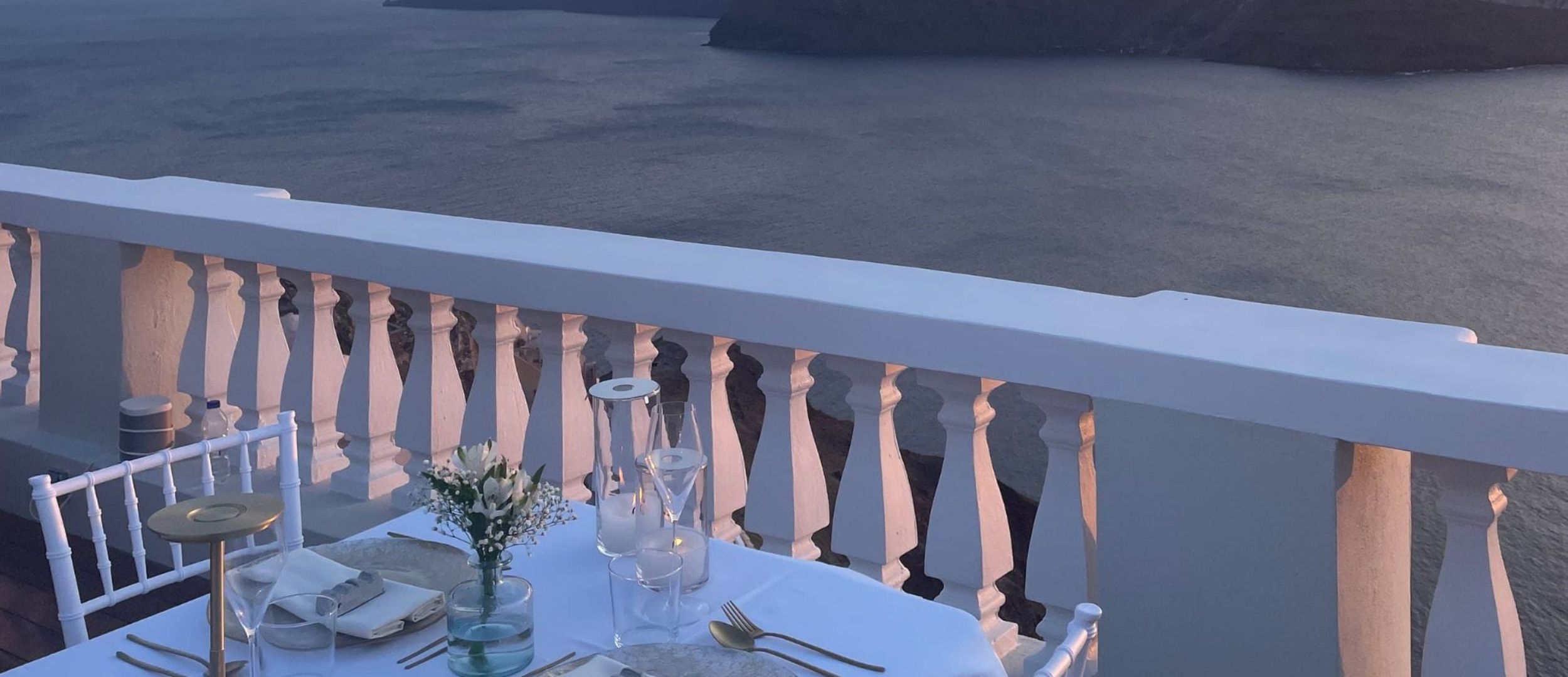 Δείπνο στο Oia Mansion – Luxury Έπαυλη 4 Υπνοδωματίων προς Ενοικίαση στη Σαντορίνη – Δείπνο με θέα στην Καλντέρα & το Ηλιοβασίλεμα