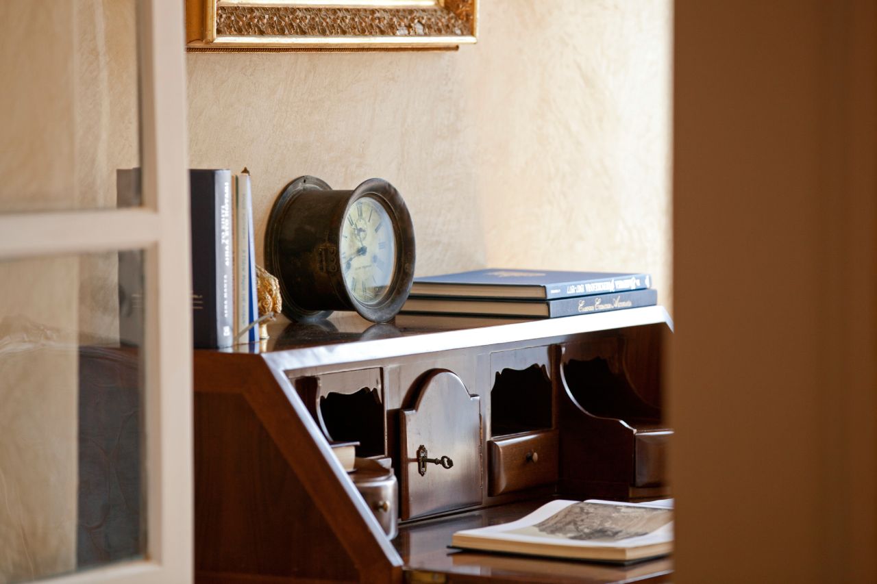 Oia Mansion - Luxurious Mansion rental in Santorini - Sit at Captain Nomikos' desk