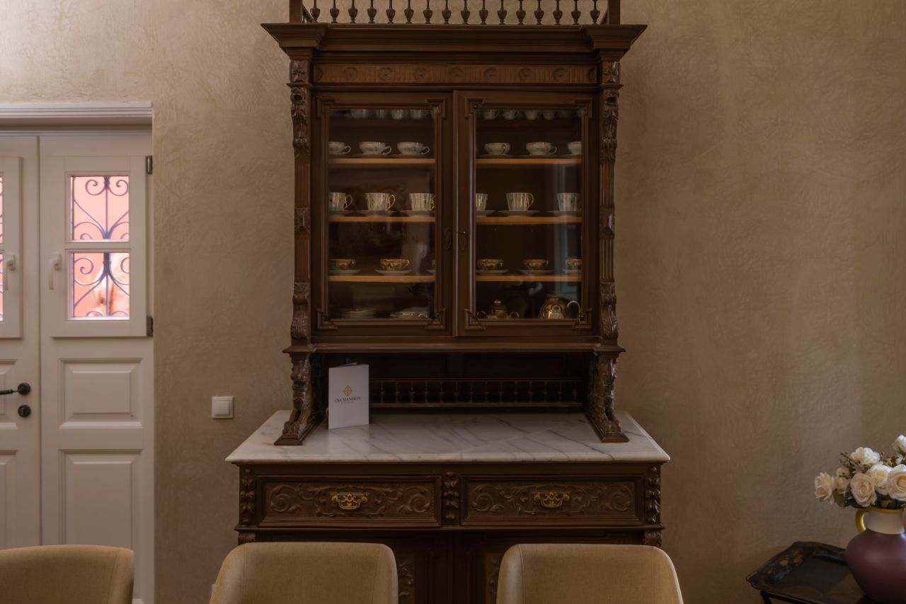 Oia Mansion - 4 Bedroom Luxurious Mansion rental in Santorini - Timeless Aesthetic