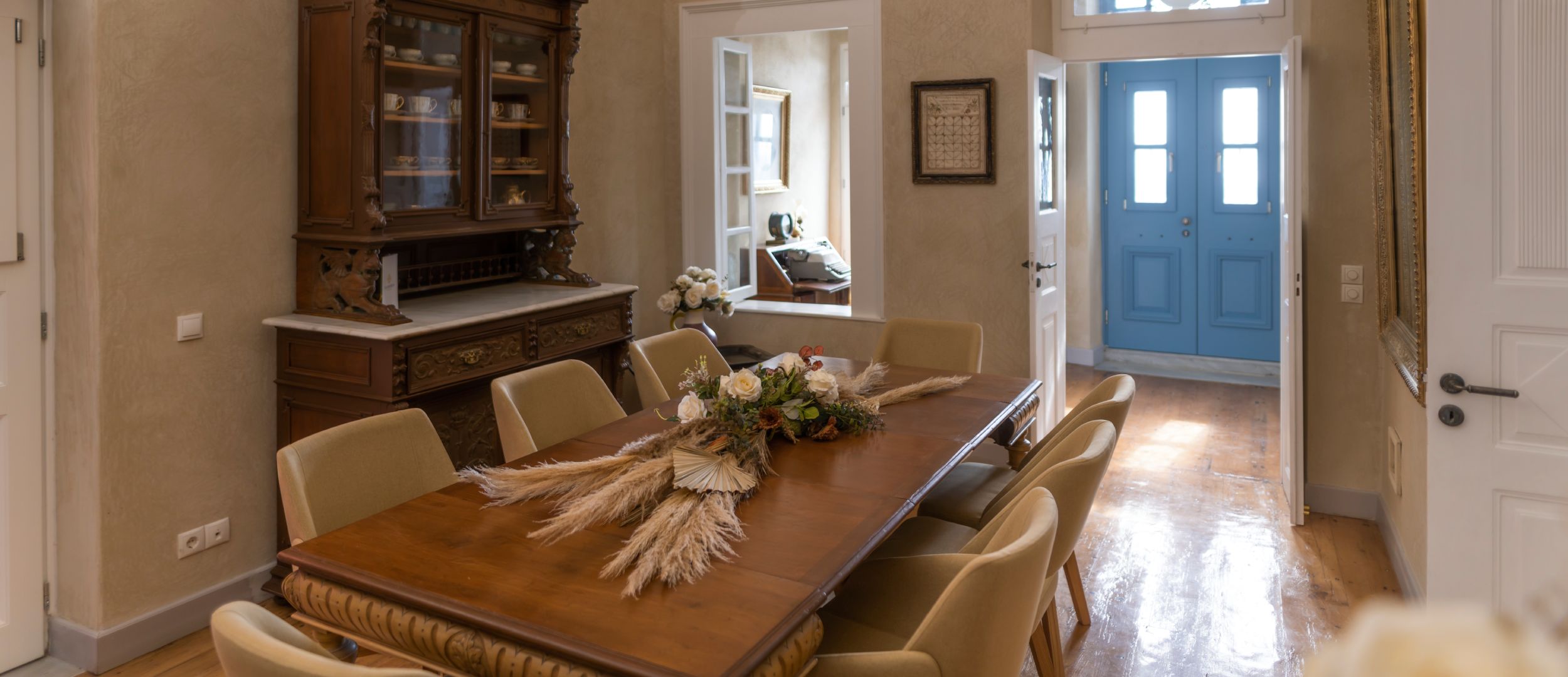 Oia Mansion - Luxurious 4 Bedroom Mansion Rental in Santorini - Elegant Aesthetic