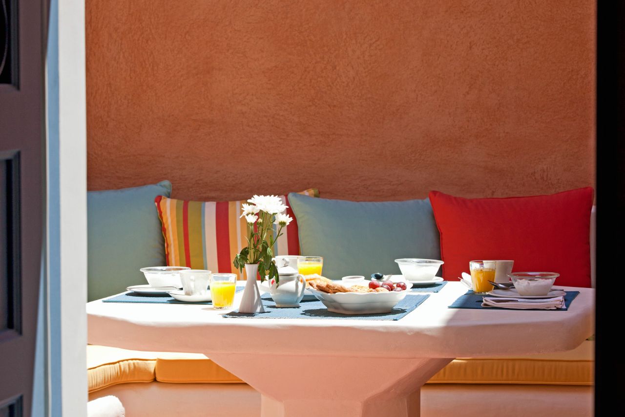 Oia Mansion - Luxurious Mansion Rental in Santorini - Meal in the terracota Yard