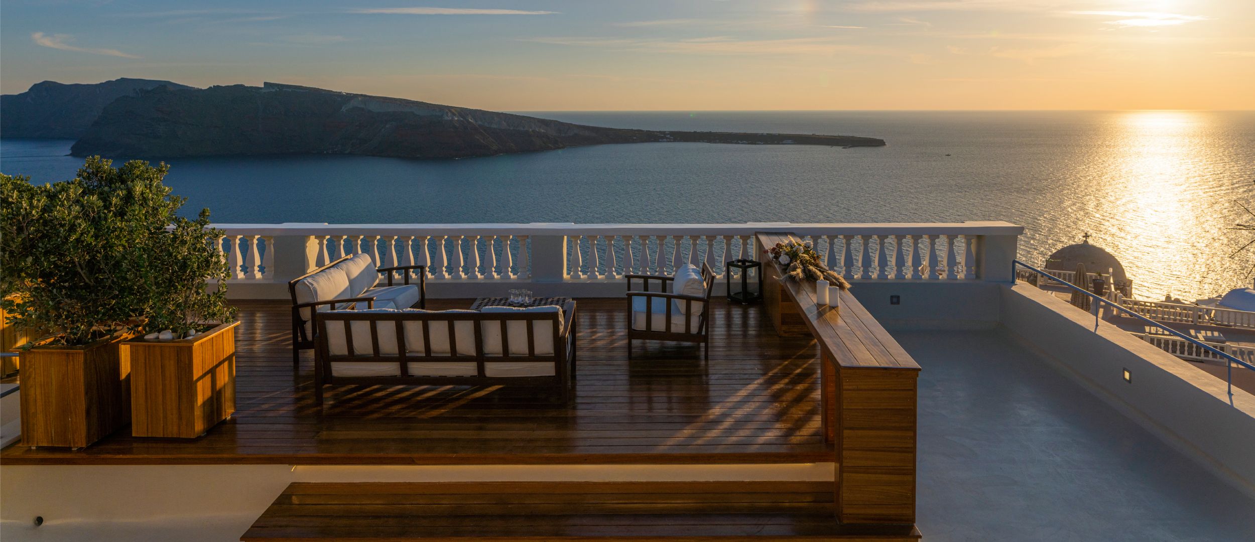 Oia Mansion - Luxurious Mansion Rental in Santorini - Empty Terrace